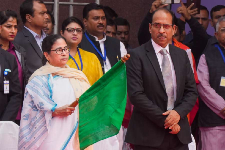 ট্রেনের উদ্বোধনী অনুষ্ঠানে ‘জয় শ্রীরাম ধ্বনি’ নিয়ে বিজেপির সমালোচনা করেছেন দলের বর্ধমান-দুর্গাপুর কেন্দ্রের সাংসদ সুরেন্দ্র সিংহ অহলুওয়ালিয়া। তাঁর কথায়, ‘‘বন্দেভারতের উদ্বোধন একটা রাষ্ট্রীয় পর্ব, সেখানে ভারত মাতা কি জয় বলা উচিত ছিল।’’ বন্দে ভারত এক্সপ্রেস থেকে শক্তিগড় স্টেশনে নেমে এই মন্তব্য করেন বিজেপির ওই সাংসদ। 