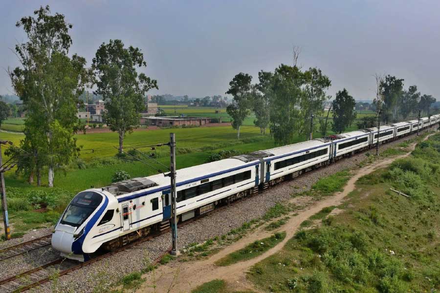 যদিও প্রধানমন্ত্রীর প্রশংসা করেন অহলুওয়ালিয়া। তাঁর কথায়, ‘‘প্রধানমন্ত্রীর মাতৃবিয়োগের পরেও তিনি কোনও অনুষ্ঠান বাতিল করেননি। পশ্চিম বাংলায় প্রথম আমরা বন্দে ভারত ট্রেন পেলাম। এটা আমাদের কাছে গৌরব।’’