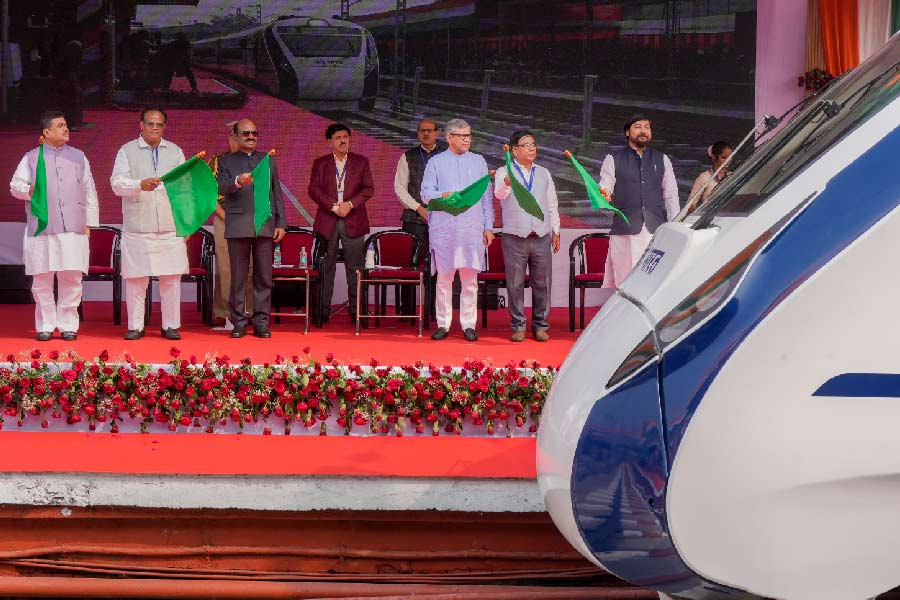 ৩০ ডিসেম্বর উদ্বোধন হল বন্দে ভারত এক্সপ্রেসের। হাওড়া স্টেশনে সশরীরে হাজির থেকে এই ট্রেন উদ্বোধনের কথা ছিল প্রধানমন্ত্রী নরেন্দ্র মোদীর। কিন্তু শুক্রবার প্রধানমন্ত্রীর মা হীরাবেনের মৃত্যু হওয়ায় সশরীরে এই উদ্বোধন কর্মসূচিতে থাকতে পারেননি। তবে তিনি ভার্চুয়াল মাধ্যমে এই ট্রেনের উদ্বোধন করেছেন।