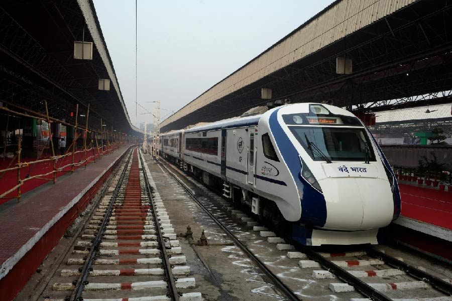 প্রধানমন্ত্রী নরেন্দ্রে মোদী ঘোষণা করেছিলেন ২০২৩ সালে ১৫ অগস্টের মধ্যে দেশে ৭৫টি বন্দে ভারত এক্সপ্রেস চালু হবে। তার মধ্যে ৫টি রুটে এই ট্রেন আগেই চালু হয়েছিল। ৩০ ডিসেম্বর পশ্চিমবঙ্গ পেল দেশের ষষ্ঠ বন্দে ভারত ট্রেন।