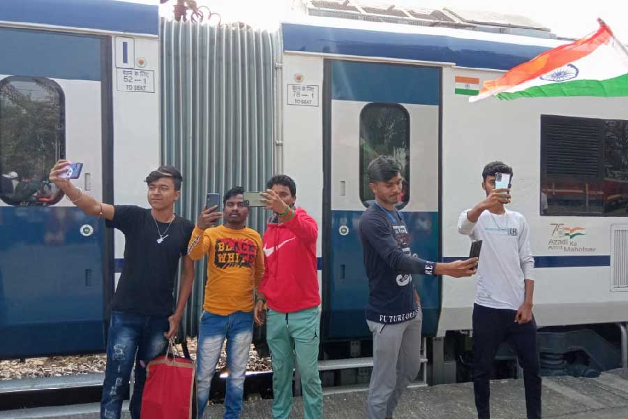 শক্তিগর স্টেশনে নিজস্বী উৎসব।