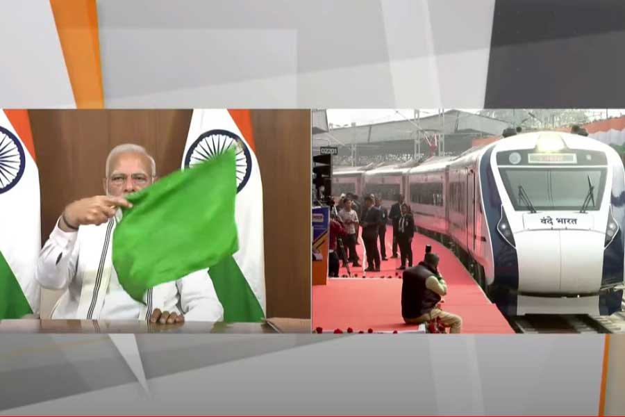 বেলা ১১টা ৪০ মিনিটে আমদাবাদ থেকে ভার্চুয়ালি সবুজ পতাকা নাড়িয়ে বন্দে ভারত ট্রেনের উদ্বোধন করেন প্রধানমন্ত্রী।