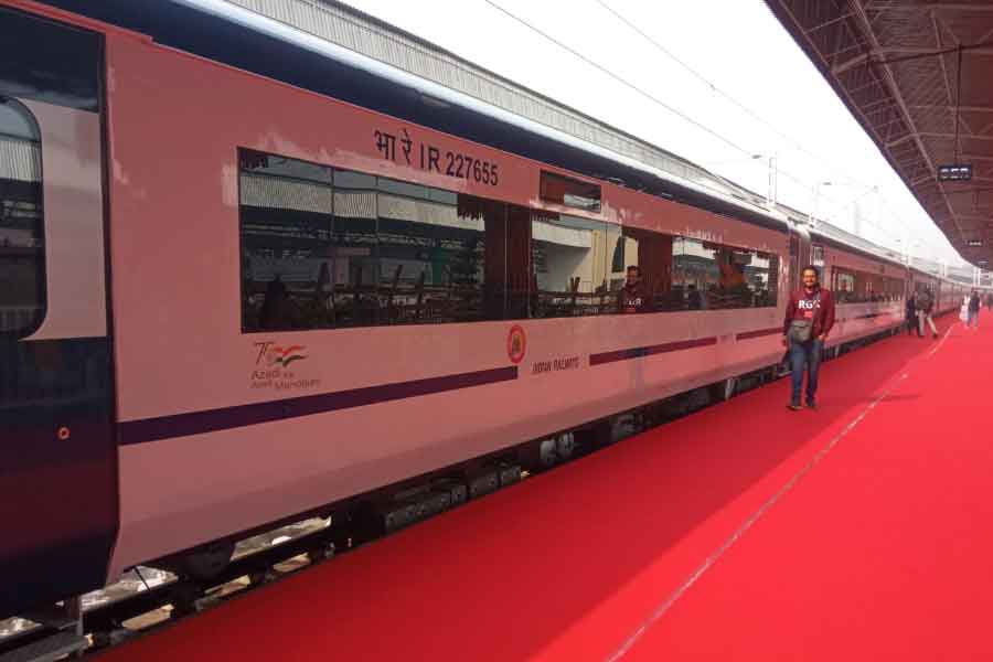 বন্দে ভারত উদ্বোধন ঘিরে হাওড়া স্টেশনে ছিল সাজ সাজ রব। নিরাপত্তাও ছিল আঁটসাঁট। ২২ নম্বর প্ল্যাটফর্মে পাতা হয়েছিল লাল কার্পেট। সাজানো হয়েছিল ফুল দিয়েও। 