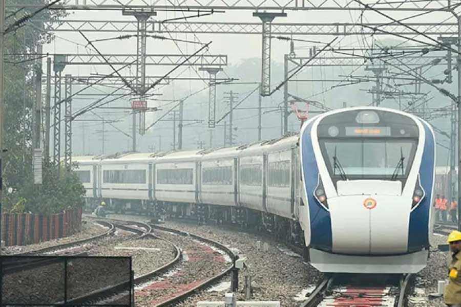 সফরের শুরুর দিনে হাওড়া থেকে নিউ জলপাইগুড়ি যাওয়ার পথে মোট ১৮টি জায়গায় দাঁড়ানোর কথা রয়েছে বন্দে ভারত এক্সপ্রেসের। 