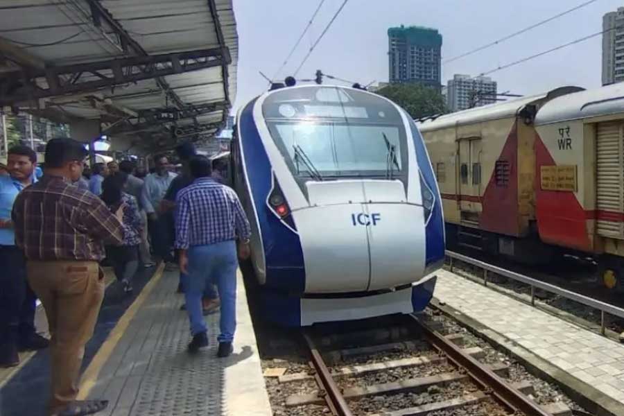 বন্দে ভারত ট্রেন হাওড়া ছেড়ে ডানকুনি স্টেশনে পৌঁছয় দুপুর ১২টা ৩ মিনিটে। ডানকুনি স্টেশনে থামতেই বন্দে ভারতে উঠে পড়েন প্রচুর মানুষ। প্রতি স্টেশনে ২ মিনিট করে দাঁড়ানোর কথা থাকলেও ডানকুনিতে কিন্তু এই পরিস্থিতির জেরে নির্ধারিত সময় পেরিয়ে গেলেও চাকা গড়ায়নি বন্দে ভারত এক্সপ্রেসের। ১২টা ১৫ মিনিট নাগাদ ডানকুনি ছাড়ে ট্রেনটি। তার পর কামারকুণ্ডু, মসাগ্রাম হয়ে বর্ধমান পৌঁছয়।