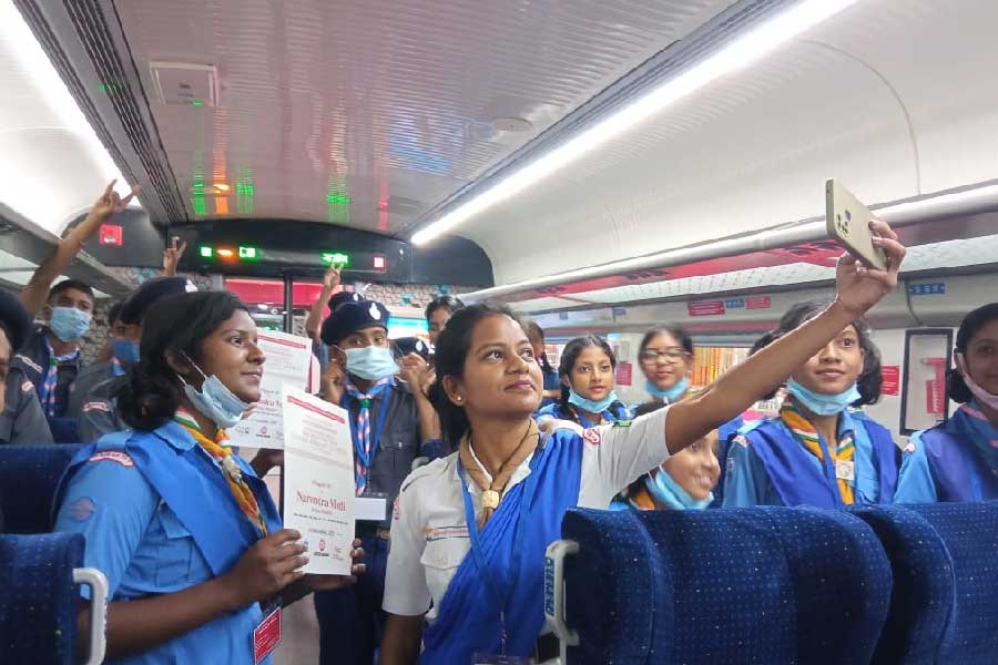 ডানকুনির পর বোলপুরেও বন্দে ভারত ট্রেনে ওঠার হুড়োহুড়ি পড়ে যায়। যদিও রেলসুরক্ষা কর্মীরা পরিস্থিতি সামাল দেন। 