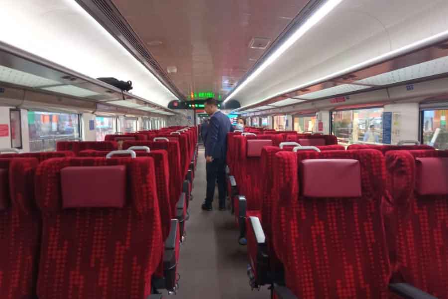 উদ্বোধনের দিনে ১৮টি জায়গায় দাঁড়ানোর কথা থাকলেও ট্রেনটির মূল স্টপেজ তিনটি। রেলের বিজ্ঞপ্তি অনুযায়ী, অন্য সাধারণ দিনে হাওড়া এবং নিউ জলপাইগুড়ির মাঝে বোলপুর (শান্তিনিকেতন), মালদা টাউন এবং বারসোই স্টেশনে দাঁড়াবে এই ট্রেন। 