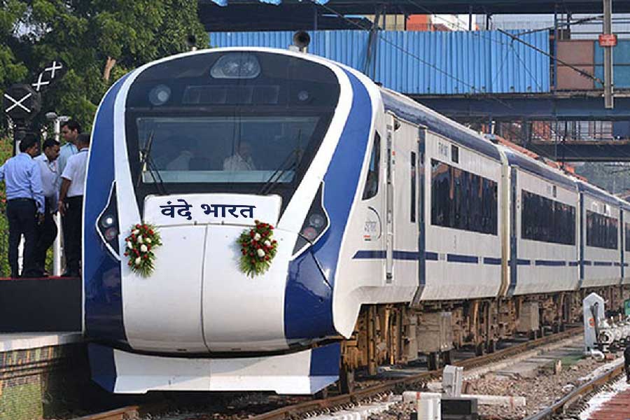 আপ ২২৩০১ বন্দে ভারত এক্সপ্রেস হাওড়া থেকে নিউ জলপাইগুড়ির উদ্দেশে ছাড়বে ভোর ৫টা ৫০ মিনিটে। নিউ জলপাইগুড়ি পৌঁছবে দুপুর ১টা ২০ মিনিটে। আবার ডাউন ২২৩০২ বন্দে ভারত এক্সপ্রেস নিউ জলপাইগুড়ি স্টেশন থেকে ছাড়বে দুপুর ২টো ৫০ মিনিটে। হাওড়া পৌঁছবে রাত ১০টা ২০ মিনিটে। সপ্তাহে ৬ দিন চলবে এই ট্রেন।