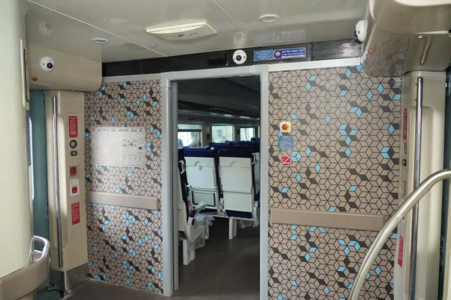 উন্নত মানের ১৬ কামরার সম্পূর্ণ বাতানুকূল ট্রেন বন্দে ভারত। ১৪টি সাধারণ চেয়ারকার, দু’টি এগ্‌জ়িকিউটিভ চেয়ারকার রয়েছে এই ট্রেনে। দু’প্রান্তে থাকবেন চালক ও গার্ড। বন্দে ভারতের প্রতিটি কামরায় রয়েছে স্বয়ংক্রিয় এবং সেন্সর নিয়ন্ত্রিত বাতানুকূল ব্যবস্থা। শৌচাগারের কল, ভেস্টিবিউলের দরজাও নিয়ন্ত্রণ করছে সেন্সর। সবই বায়ো-টয়লেট।