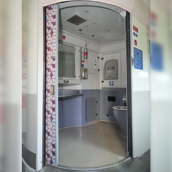 এগজ়িকিউটিভ চেয়ার কার (ইসি)-এর ভাড়া নির্ধারিত হয়েছে মাথা পিছু ২,৮২৫ টাকা। এ ক্ষেত্রেও আসার ভাড়া কিছুটা কম। সেই ভাড়া নির্ধারিত হয়েছে ২,৬৭০ টাকা।