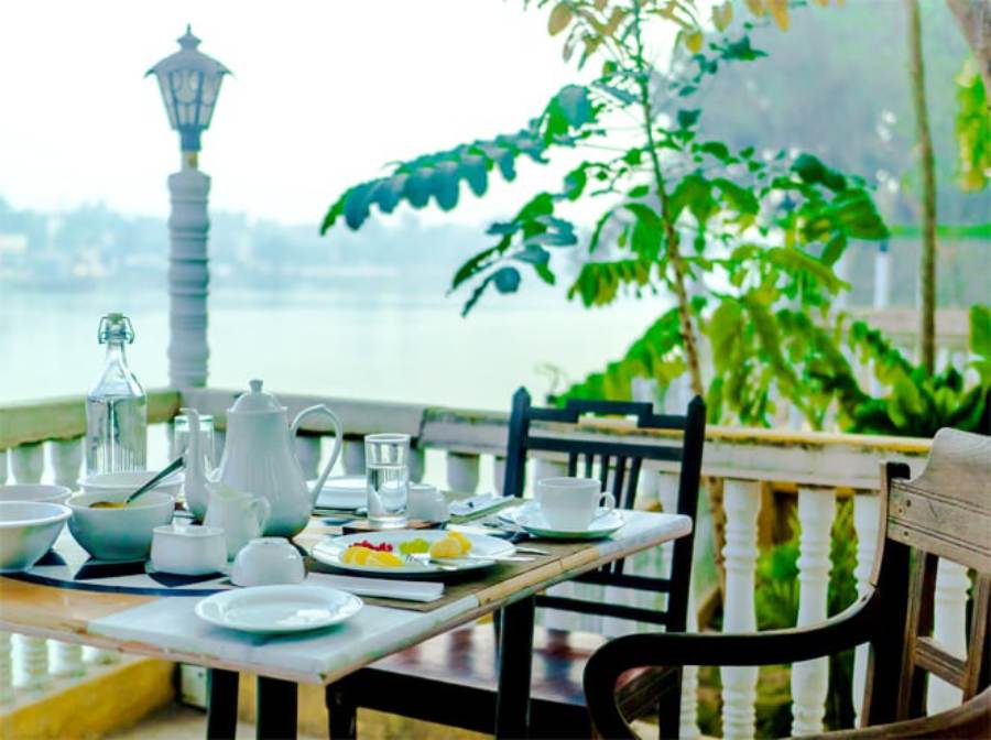 বড়ি কোঠি বাংলো থেকে গঙ্গার উপর সূর্যাস্ত দেখতে দেখতেই সময় কেটে যায়।