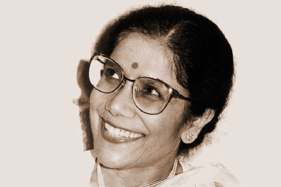 ১৫ ফেব্রুয়ারি, গীতশ্রী সুরলোকে: বাংলা গানে স্বর্ণযুগের শিল্পীদের শেষ তারাও নিভে গেলেন। ৯০ বছর বয়সে শেষ নিশ্বাস ত্যাগ করলেন গীতশ্রী সন্ধ্যা মুখোপাধ্যায়। বাংলা গানে আধুনিকতার প্রতীক ছিলেন সন্ধ্যা। তাঁর গানে বাংলার বহু অভিনেত্রীর ছবি সমৃদ্ধ হয়েছিল। তবে গান গাওয়া বন্ধও করেছিলেন বহু দিন। মৃত্যুর দিন কুড়ি আগে তাঁকে কেন্দ্রের তরফে পদ্মশ্রী দেওয়ার প্রস্তাব দেওয়া হয়, সেই প্রস্তাব মর্যাদা-সহ ফিরিয়ে দিয়েছিলেন শিল্পী। ১৯৪৫ সাল থেকে তাঁর গান গাওয়ার শুরু। সাত দশকেরও বেশি দীর্ঘ কর্মজীবন। জীবনের শেষ প্রান্তে এসে কেন্দ্রের স্বীকৃতিতে সম্ভবত অপমানিতই বোধ করেছিলেন তিনি। বয়সজনিত অসুস্থতায় ভুগছিলেন। এর মধ্যেই শৌচাগারে পড়ে গিয়ে চোট পান শিল্পী। তার পর আরও অসুস্থ হয়ে পড়েন।