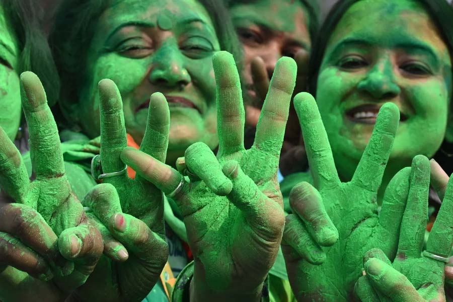 ২ মার্চ, পুরভোটে সবুজ সুনামি: ২০২১ সালের বিধানসভা নির্বাচনের পর রাজ্য বিজেপির ফের মুখ পুড়ল পুরভোটে। রাজ্যের ১০৪টি পুরসভার নির্বাচনে সেই অর্থে কোথাও হালে পানি পায়নি  তারা। ৬৩ শতাংশেরও বেশি ভোটে সহজেই জয় পায় তৃণমূল। ১০৮টি পুরসভার মধ্যে মাত্র ছ’টি ছিল তৃণমূলের নাগালের বাইরে। দার্জিলিং, তাহেরপুর, এগরা, বেলডাঙা, ঝালদা ও চাঁপদানি— বাকি সর্বত্রই সবুজের জোয়ার। তুলনায় ভাল ফল করে বামেরা। বিধানসভায় শূন্য হয়ে যাওয়া বাম শিবির ভোট শতাংশের নিরিখে পুরভোটে দ্বিতীয় স্থানে উঠে আসে প্রায় ১৪ শতাংশ ভোট পেয়ে। বিজেপি পায় প্রায় ১৩ শতাংশ ভোট।