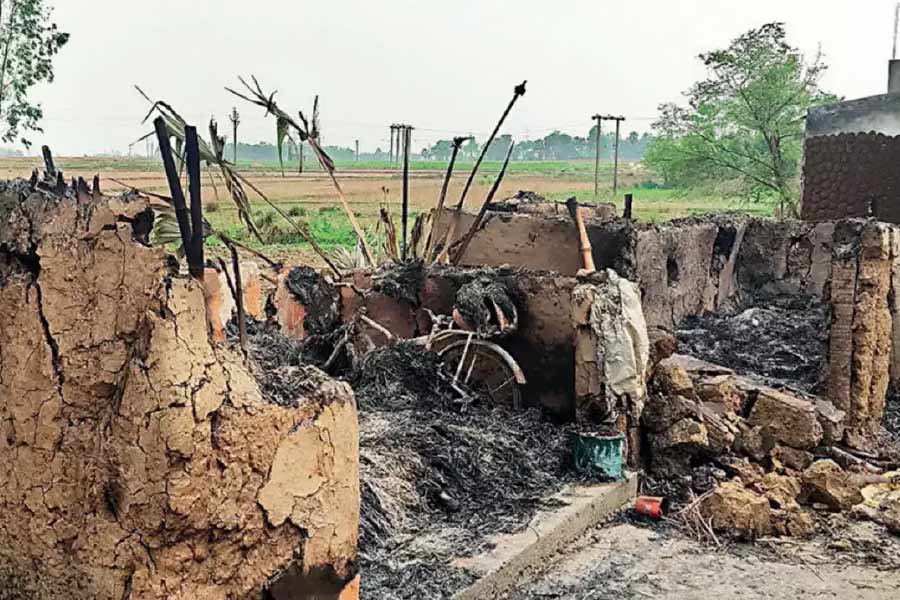 ২১ মার্চ, বগটুই গণহত্যা: বিধানসভা নির্বাচনের পর ভোট পরবর্তী  হিংসার অভিযোগ এনেছিল বিরোধীরা। তাতে নতুন মাত্রা যোগ করে বগটুই গণহত্যা। পুরভোটের ফল প্রকাশের ১৯ দিনের মাথায় বোমা মেরে খুন করা হয় বীরভূমের বড়শাল গ্রাম পঞ্চায়েতের তৃণমূল উপপ্রধান ভাদু শেখকে। সেই খুনের বদলা নিতে ওই একই রাতে বগটুই গ্রামের ১০টি বাড়িতে অগ্নিসংযোগ করা হয় বলে অভিযোগ। ২২ মার্চ সকালে ওই এলাকায় ৮ জনের পোড়া দেহ উদ্ধার হয়। অভিযোগ ওঠে পুড়িয়ে এবং কুপিয়ে মারা হয়েছে ৭ জনকে। পরে গুরুতর জখম আরও ৩ জনের মৃত্যু হয় রামপুরহাট মেডিক্যাল কলেজে। এই ঘটনায় বীরভূমে শাসক দলের ভূমিকা নিয়ে প্রশ্ন তুলে সরব হন বিরোধীরা। রামপুরহাটে গিয়ে আক্রান্ত পরিবারগুলির সদস্যদের সঙ্গে দেখা করেন মুখ্যমন্ত্রী মমতা বন্দ্যোপাধ্যায়। 