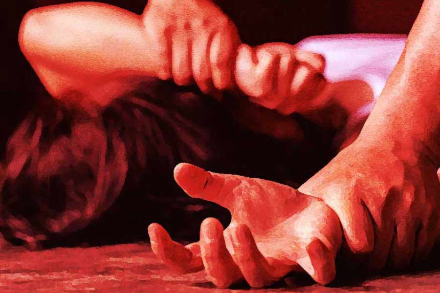 ৪ এপ্রিল, হাঁসখালি ধর্ষণ: জন্মদিনের পার্টি উপলক্ষে বাড়িতে ডেকে ধর্ষণ করা হয় নবম শ্রেণির এক ছাত্রীকে। তার কয়েক ঘণ্টার পরেই শরীর থেকে অতিরিক্ত রক্তক্ষরণের জেরে মৃত্যু হয় তার। নদিয়ার হাঁসখালির এই ঘটনায় অভিযোগ ওঠে স্থানীয় তৃণমূল নেতার পুত্রের বিরুদ্ধে। প্রমাণ লোপাটের জন্য ডেথ সার্টিফিকেট ছাড়া ওই নাবালিকাকে দাহ করে আগুন নিভিয়ে ছাই সরিয়ে ফেলার অভিযোগও ওঠে। পরে পরিবারটিকে মুখ বন্ধ রাখার হুমকিও দেওয়া হয় বলে অভিযোগ। তবে শেষ পর্যন্ত ওই নাবালিকার মা থানায় বিষয়টি জানাতে প্রকাশ্যে আসে ঘটনাটি। দল থেকে বহিষ্কার করা হয় ওই তৃণমূল নেতাকে। গ্রেফতার করা হয় মূল অভিযুক্তকেও। তবে এই ঘটনায় তদন্তকারী সিবিআই চার্জশিট দিলেও চার্জ গঠন করেনি এখনও। 