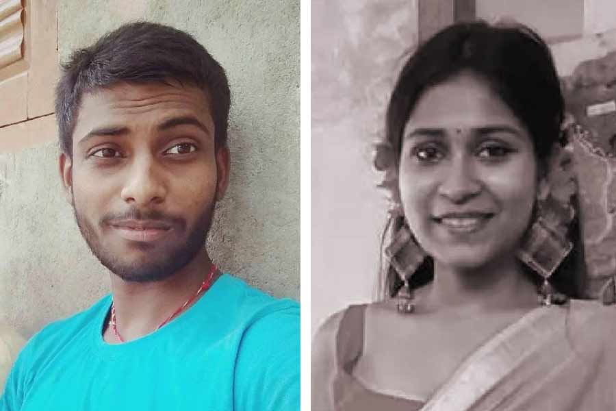 ২ মে, খুনি প্রেমিক: বহরমপুরের এক কলেজছাত্রী সুতপা চৌধুরীকে ভর সন্ধ্যায় কুপিয়ে খুন করলেন তাঁর প্রাক্তন প্রেমিক। হস্টেলের বাইরে ডেকে রাস্তায় ফেলে সুতপাকে ধারালো অস্ত্র দিয়ে কোপানো হয়। পুরো ঘটনাটি রেকর্ড হয় রাস্তার সিসি ক্যামেরায়। সমাজমাধ্যমে সেই ভিডিয়ো দেখে শিউরে ওঠেন মানুষ। কারণ তাতে দেখা যায়, অস্ত্রের আঘাতে গুরুতর জখম সুতপা মাটিতে লুটিয়ে পড়ার পরেও তাঁকে কুপিয়ে চলেছেন তাঁর প্রাক্তন প্রেমিক সুশান্ত। মাটিতে পড়ে থাকা সুতপার শরীর সামান্য নড়ে উঠতে আবার শুরু হয় কোপ। এক সময়ের ভালবাসার সম্পর্ককে এই পর্যায়ে পৌঁছতে দেখে চমকে যায় বাংলা। 