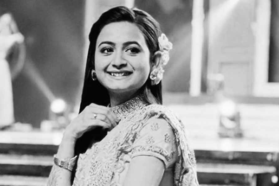 ১৫ মে, অভিনেত্রীর আত্মহত্যা!: গড়ফার ফ্ল্যাটে ঝুলন্ত অবস্থায় উদ্ধার হয় টলিউডের অভিনেত্রী পল্লবী দে-র দেহ। তাঁর গলায় জড়ানো ছিল বিছানার চাদর। পল্লবীর আচমকা মৃত্যু স্তব্ধ করে দিয়েছিল সকলকে। হাওড়ার মেয়ে। টলিউডে কাজ করতে এসে পর পর কাজ পেয়েও কেন আত্মহত্যার পথ বেছে নিলেন, তা নিয়ে তোলপাড় শুরু হয় রাজ্য। পল্লবীর পরিবারের দাবি ছিল, তাদের মেয়ে আত্মহত্যা করতেই পারে না। তবে পরিবার অভিযোগ করে, অভিনেত্রীর প্রেমিক সাগ্নিক চক্রবর্তীর ভূমিকা থাকতে পারে এই ঘটনায়। গড়ফার ফ্ল্যাটে প্রেমিকের সঙ্গে একত্রবাস করতেন পল্লবী। ধনী পরিবারের সন্তান সাগ্নিকের একাধিক সম্পর্কে জড়িয়ে থাকার প্রমাণও মেলে। বিয়ে, বিচ্ছেদ, ত্রিকোণ প্রেম, বিবাহ বহির্ভূত সম্পর্ক, খুনের সন্দেহ— সব মিলিয়ে  পল্লবীর মৃত্যুরহস্যের জল গড়ায় বহু দূর। 