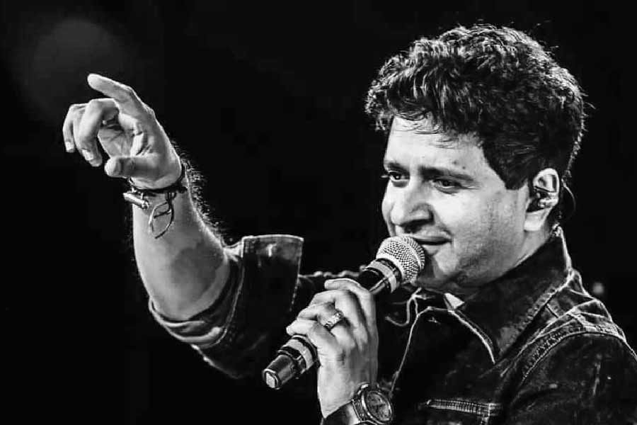 ৩১ মে, কলকাতায় মৃত্যু কেকে-র: কলকাতার নজরুল মঞ্চে একটি কলেজের অনুষ্ঠানের গান গাইতে এসে মৃত্যু হয় হিন্দি সিনেমার নেপথ্যগায়ক কেকে-র। অনুষ্ঠানের শেষে অসুস্থ বোধ করেন শিল্পী। হোটেলে ফিরে অচেতন হয়ে পড়েন। পরে হাসপাতালে নিয়ে যাওয়া হলে তাঁকে মৃত বলে ঘোষণা করেন চিকিৎসকেরা। আকস্মিক এই ঘটনায় মুষড়ে পড়েন কেকে-র ভক্তেরা। অভিযোগ ওঠে নজরুল মঞ্চ কর্তৃপক্ষ এমনকি প্রশাসনের ব্যবস্থাপনার বিরুদ্ধেও। নিয়ম ভেঙে প্রেক্ষাগৃহে অতিরিক্ত দর্শকের উপস্থিতি এবং যথাযথ বাতানুকূল ব্যবস্থা না থাকার অভিযোগ আনা হয়। তবে কেকে-র পরিবারের তরফে কোনও অভিযোগ দায়ের হয়নি। রবীন্দ্র সদনে শায়িত শিল্পীর মরদেহ মুম্বই থেকে এসে নিয়ে যান তাঁর স্ত্রী এবং সন্তানেরা। অন্য দিকে, অনুষ্ঠানের আগে কেকে-কে নিয়ে বিরূপ মন্তব্য করে বাংলার গায়ক রূপঙ্কর বাগচী তীব্র সমালোচনার শিকার হন কেকে-র মৃত্যুর পর।