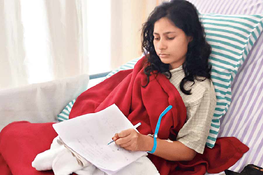 ৪ জুন, রেণুর কব্জি কাটলেন স্বামী: নার্সের চাকরিতে যোগ দিতে চেয়েছিলেন পূর্ব বর্ধমানের কেতু গ্রামের রেণু খাতুন। তিনি যাতে কাজ না করতে পারেন, সে জন্য ঘুমের মধ্যে রেণুর মুখে বালিশ চাপা দিয়ে তাঁর ডান হাতের কব্জি কেটে নেন স্বামী। এ কাজে তাঁর সঙ্গীও ছিলেন এক জন। পুলিশ রেণুর স্বামীকে গ্রেফতার করে। মুখ্যমন্ত্রী মমতার নির্দেশে নার্সিং প্রশিক্ষণ স্কুলে চাকরিও পান রেণু। তবে এই ঘটনায় বাকি অভিযুক্তরা জামিন পেয়ে যান।