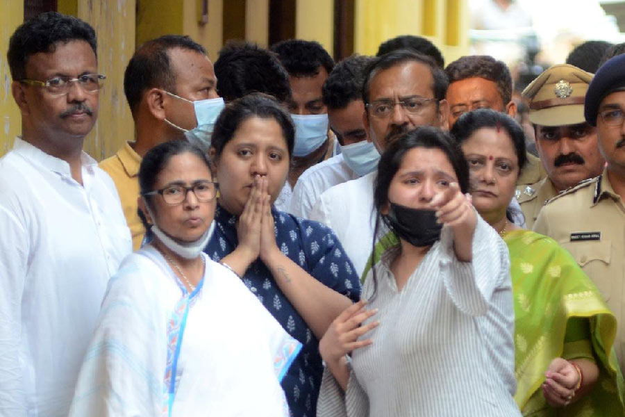 ৬ জুন, মুখ্যমন্ত্রীর পাড়ায় খুন: ভবানীপুরের হরিশ মুখার্জি রোডে মুখ্যমন্ত্রীর বাড়ির অদূরেই খুন হন এক গুজরাতি দম্পতি। ভরদুপুরে অশোক শাহ নামের এক প্রৌঢ় ব্যবসায়ীকে তাঁর বাড়িতে ঢুকে ছুরি মেরে হত্যা করা হয়। তাঁর স্ত্রী রশ্মিতাকে খুন করা হয় গুলি করে। ডাকাতির প্রমাণও পাওয়া যায় বাড়িতে। তবে স্বয়ং মুখ্যমন্ত্রীর পাড়ার এই ঘটনায় নিরাপত্তা নিয়ে প্রশ্ন ওঠে। 