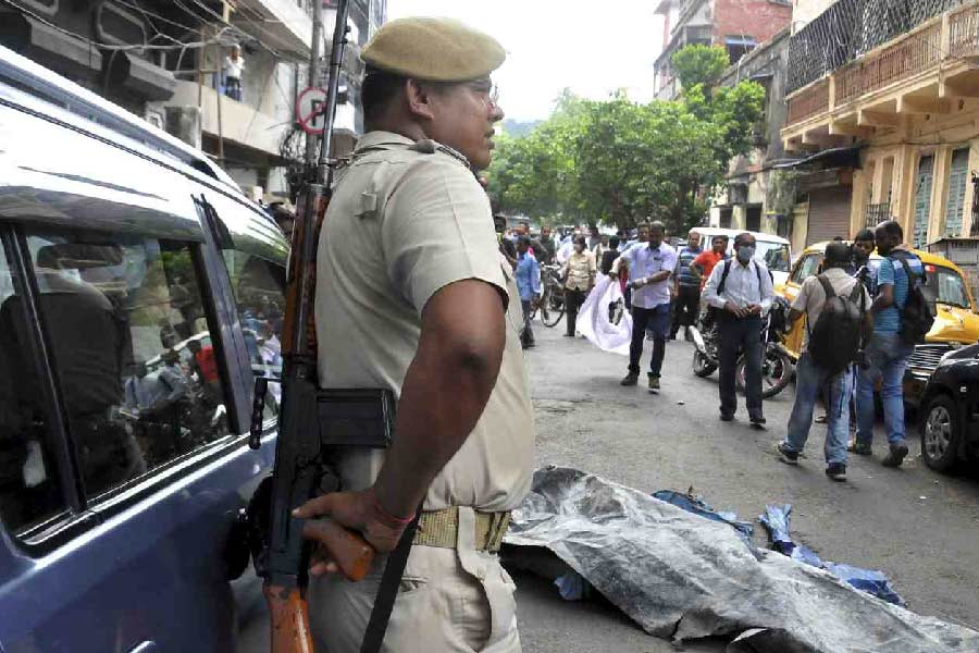 ১০ জুন, গুলি চলল পার্ক সার্কাসে: ভরদুপুরে কলকাতায় গুলিবিদ্ধ হয়ে মৃত্যু হল দু’জনের। পার্ক সার্কাস সাত মাথার মোড় থেকে ঢিলছোড়া দূরত্বে বেকবাগানে বাংলাদেশ ডেপুটি হাইকমিশনের আউট পোস্টে কর্মরত এক নিরাপত্তারক্ষী আচমকাই এলোপাথাড়ি গুলি চালাতে শুরু করেন। গুলি লেগে ঘটনাস্থলেই মৃত্যু হয় এক পথচারী তরুণীর। জানা যায়, ওই দিনই বিয়ের পাকা দেখার কথা ছিল তাঁর। পরে ওই নিরাপত্তাকর্মীও নিজে গলায় গুলি চালিয়ে আত্মঘাতী হন।