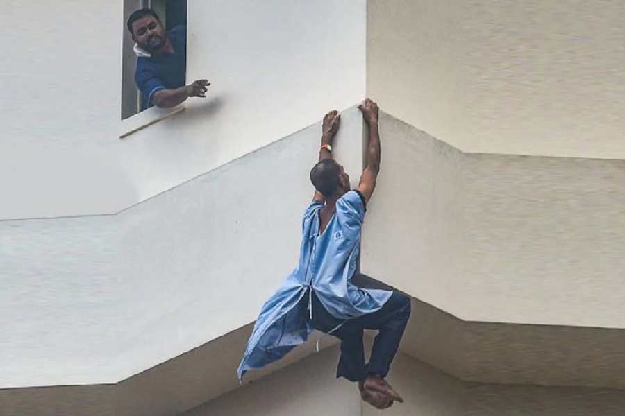 ২৫ জুন, হাসপাতালেই আত্মঘাতী রোগী: মল্লিকবাজারের ইনস্টিটিউট অব নিউরোসায়েন্সেসের আট তলা থেকে ঝাঁপ দিয়ে মৃত্যু হল রোগীর। সুজিত অধিকারী নামে ওই রোগী মানসিক অবসাদে ভুগছিলেন বলে দাবি করেন হাসপাতাল কর্তৃপক্ষ। তবে হাসপাতালের কার্নিশে তাঁকে বসে থাকতে দেখার পর হাতে যথেষ্ট সময় থাকলেও কেন বাঁচানো গেল না, তা নিয়ে প্রশ্ন ওঠে। 