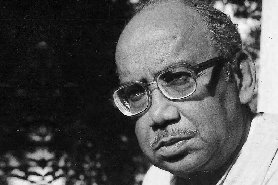 ৪ জুলাই, তরুণ মজুমদারের মৃত্যু: মাটির কাছাকাছি সিনেমা বানানো পরিচালকদের অন্যতম তিনি। সহজ সরল ভাষায় গল্প বলা ছিল তাঁর সিনেমার বৈশিষ্ট্য। সেই তরুণ মজুমদার প্রয়াত হলেন ৯১ বছর বয়সে। কিডনি এবং হৃদ্‌যন্ত্রের সমস্যায় দীর্ঘ দিন ধরেই ভুগছিলেন প্রবীণ চলচ্চিত্র পরিচালক। তাঁর শেষ ইচ্ছে মেনে দেহ দান করা হয় গবেষণার স্বার্থে। শেষ শয্যায় বাম-মনস্ক পরিচালকের বুকে রাখা হয় রবীন্দ্রনাথ ঠাকুরের গীতাঞ্জলি, শরীর মুড়ে দেওয়া হয় শ্রমিক আন্দোলনের লাল পতাকায়। 