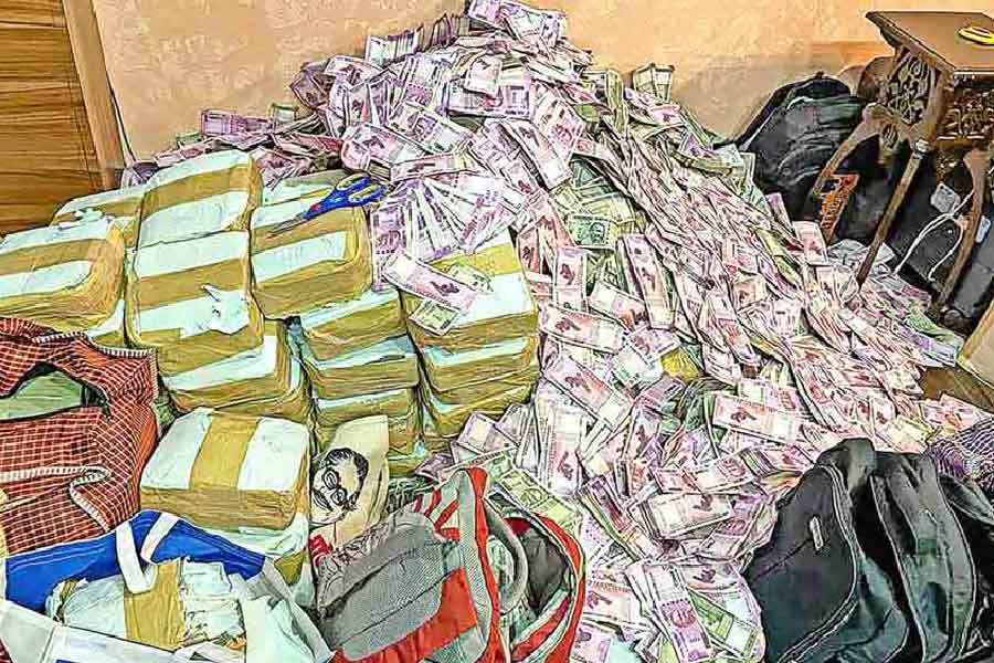 ২৩ জুলাই, মন্ত্রী পার্থ গ্রেফতার, সঙ্গী ‘ঘনিষ্ঠ’ অর্পিতাও রাজ্যে: শিক্ষক নিয়োগ দুর্নীতির অভিযোগের আবহে গ্রেফতার হন রাজ্যের মন্ত্রী পার্থ চট্টোপাধ্যায়। পার্থের বাড়িতে তল্লাশি চালিয়ে তাঁর ‘ঘনিষ্ঠ’ অর্পিতা মুখোপাধ্যায়ের নামে বেশ কিছু দলিল উদ্ধার করে এনফোর্সমেন্ট ডিরেক্টরেট (ইডি)। পরে অর্পিতার বাড়িতে গিয়ে খোঁজ মেলে ২১ কোটি নগদ টাকার। জেরার পর টাকার উৎস জানাতে না পারায় গ্রেফতার করা হয় দু’জনকেই। মন্ত্রিত্ব হারান পার্থ। খুলে যায় শিক্ষক নিয়োগ দুর্নীতির এক অজানা অধ্যায়। 