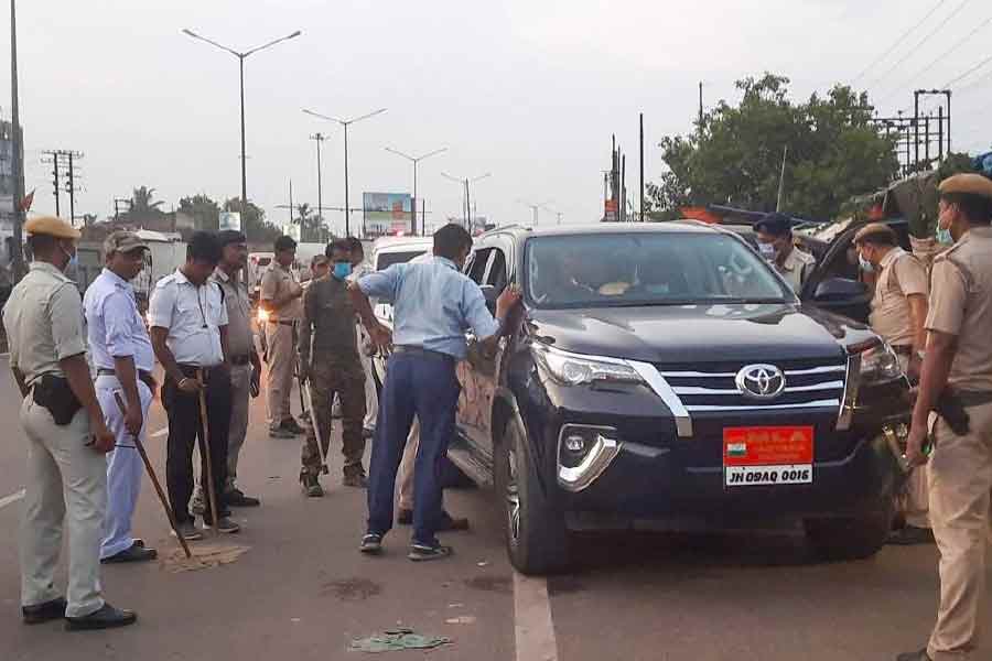 ৩০ জুলাই, শাড়ি কিনতে ৪৯ লক্ষ!: হাওড়ার পাঁচলায় ঝাড়খণ্ডের তিন কংগ্রেস বিধায়কের গাড়ি থেকে ৪৯ লক্ষ টাকা উদ্ধার করল পুলিশ। প্রাথমিক ভাবে পুলিশকে তাঁরা জানান শাড়ি কেনার জন্য টাকা নিয়ে এসেছেন। কিন্তু সেই যুক্তি ধোপে টেকেনি। তিন বিধায়ককে গ্রেফতার করে তদন্ত শুরু করে সিআইডি। প্রকাশ্যে আসে ঝাড়খণ্ড সরকার ফেলার জন্য বিধায়ক ‘বেচাকেনা’র তত্ত্বও।
