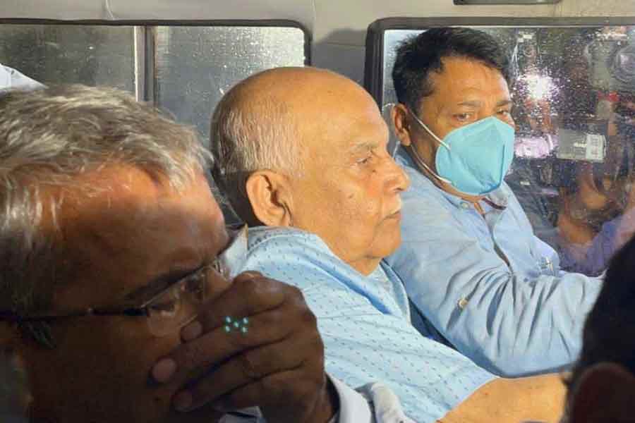 ১০ অগস্ট, সিবিআই-অশান্তি শান্তিপ্রসাদের, সঙ্গী চেয়ারম্যান অশোকও: এসএসসি নিয়োগ দুর্নীতির জল যত গড়াতে থাকে, ততই প্রকাশ্যে আসে একের পর এক নাম। শিক্ষক নিয়োগে দুর্নীতিতে জড়িত থাকার অভিযোগে গ্রেফতার করা হয় এসএসসির নিয়োগ সংক্রান্ত উপদেষ্টা কমিটির প্রধান শান্তিপ্রসাদ সিন্‌হা এবং এসএসসির প্রাক্তন চেয়ারম্যান অশোক সাহাকে। নিয়োগ দুর্নীতি সংক্রান্ত বাগ কমিটির রিপোর্টে দু’জনেরই নাম ছিল। বস্তুত দুর্নীতিতে শান্তিপ্রসাদের বড় ভূমিকা ছিল বলেও জানানো হয় রিপোর্টে।