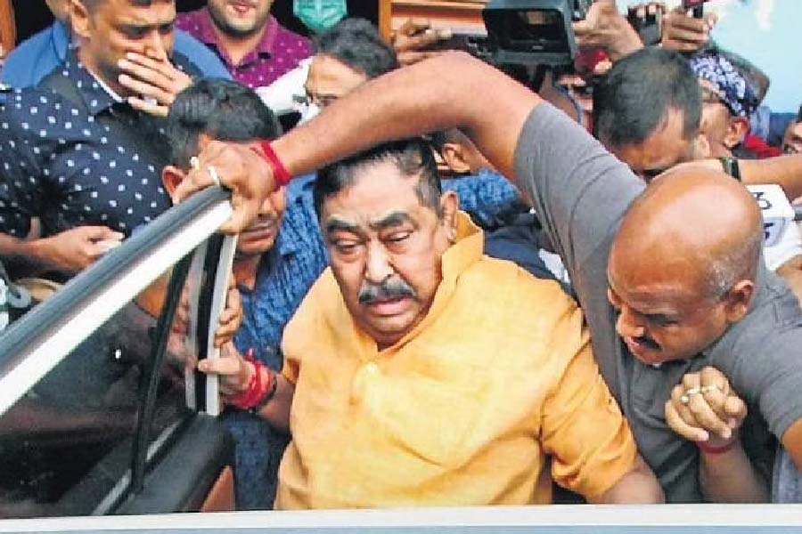 ১১ অগস্ট, কেষ্টর জেল যাত্রা: তাঁকে গ্রেফতার করা হবে, না কি হবে না! গরু পাচার মামলায় অভিযুক্ত তৃণমূল নেতা অনুব্রত মণ্ডলকে কখনও সিবিআই-ইডির তলব এড়িয়ে, কখনও নিজে থেকেই তাঁদের দফতরে হাজির হয়ে এই প্রশ্নের গুরুত্ব বাড়িয়ে দিয়েছিলেন। অবশেষে ১১ অগস্ট অনুব্রতকে তাঁর বোলপুরের বাড়ি ঘেরাও করে নাটকীয় ভাবে গ্রেফতার করে সিবিআই। আপাতত সেই মামলাতেই জেলে রয়েছেন অনুব্রত।