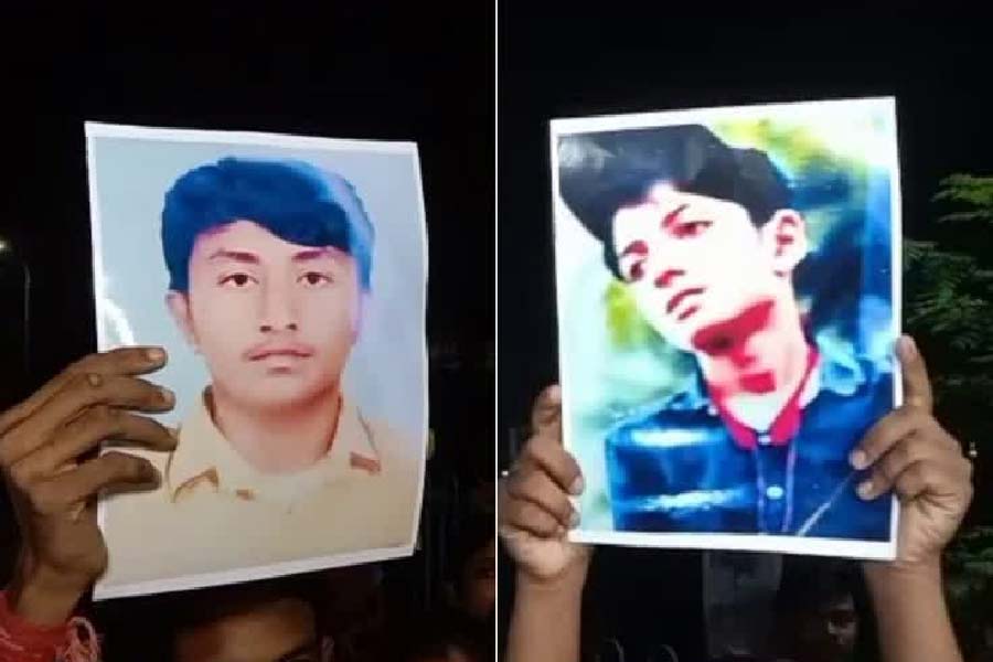 ৬ সেপ্টেম্বর, বাগুইআটির জোড়া খুন: ঘটনাটি ঘটে ২২ অগস্ট। দশম শ্রেণির দুই ছাত্রকে বাইক কিনে দেওয়ার নাম করে হাইওয়েতে নিয়ে গিয়ে চলন্ত গাড়িতে খুন করে তাঁদেরই পরিচিত এক গাড়ির দালাল। গলায় ফাঁস দিয়ে খুন করার পর দু’টি দেহ আলাদা আলাদা জায়গায় নয়নজুলিতে ছুড়ে ফেলে দেওয়া হয়। ১৩ দিন সেই দেহ দু’টি বসিরহাটের মর্গে পড়ে থাকার পর ৬ সেপ্টেম্বর প্রকাশ্যে আসে খুনের ঘটনা। তিন দিনের মাথায় বাগুইআটি জোড়া খুন কাণ্ডের মূলচক্রী সত্যেন্দ্র চৌধুরীকে হাওড়া স্টেশন থেকে গ্রেফতার করে পুলিশ।