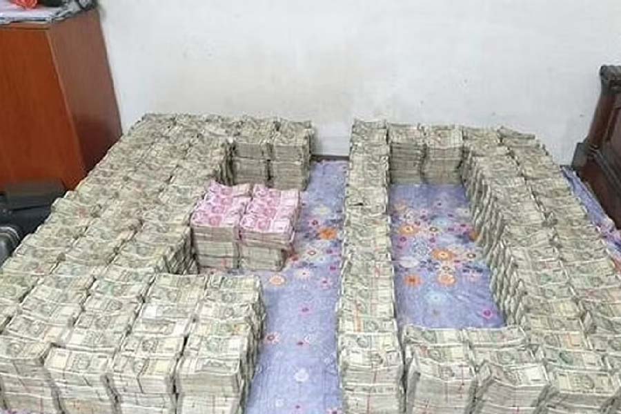 ১০ সেপ্টেম্বর, ‘খেলা’চ্ছলে ১৭ কোটি  গার্ডেনরিচে: পরিবহণ ব্যবসায়ীর ছেলে আমির খানের বাড়ি থেকে ১৭ কোটি ৯ লক্ষ টাকা উদ্ধার করল ইডি। অনলাইন গেমিং অ্যাপ বানিয়ে কোটি কোটি টাকার প্রতারণা চক্র ফেঁদে বসেছিলেন আমির। সরকারের নজর এড়িয়ে টাকা লেনদেনের জন্য ১৬২টি ব্যাঙ্ক অ্যাকাউন্ট ভাড়া নিয়েছিলেন তিনি। ইডি জানিয়েছে, প্রায় পাঁচ বছর ধরে খিদিরপুর, একবালপুর ও মেটিয়াবুরুজ এলাকার শ’দেড়েক যুবককে নিয়ে প্রতারণা চক্র তৈরি করেন আমির।