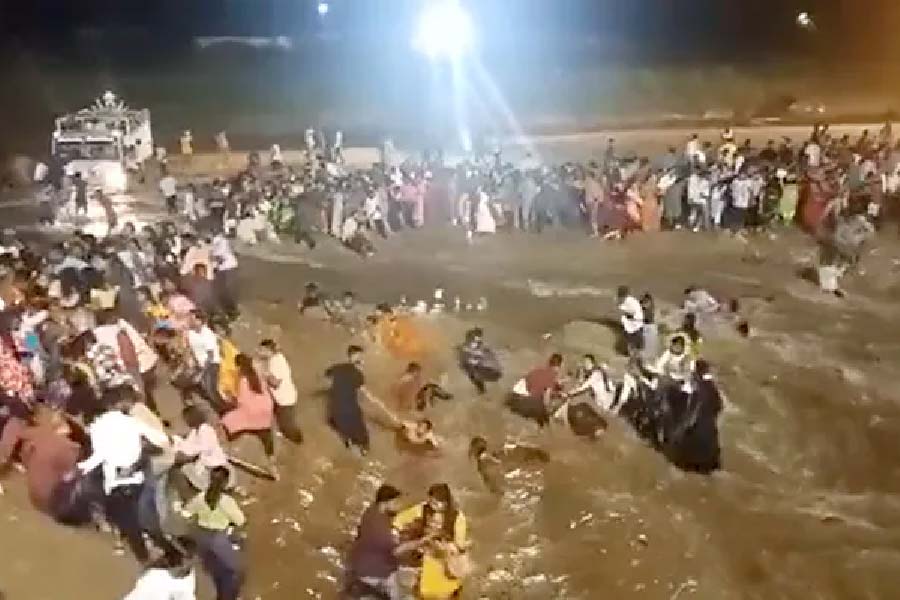 ৫ অক্টোবর, বিসর্জনে বিপর্যয়: দশমীর রাতে দুর্গা প্রতিমা নিরঞ্জনের মুহূর্তে মালবাজারের মাল নদীতে আচমকা জলস্রোতে ভেসে যান বহু মানুষ। ১০টিরও বেশি ট্রাকে চড়ে তাঁরা এসেছিলেন বিভিন্ন প্রতিমা বিসর্জনের শোভাযাত্রায়। প্রতিমা নিরঞ্জন যখন পুরোদমে চলছে তখন আচমকা ধেয়ে আসে হড়পা বান। স্রোতের ধাক্কায় ভেসে যায় ট্রাকও। ৮ জনের মৃত্যু হয়। জখম হয় অনেকে।