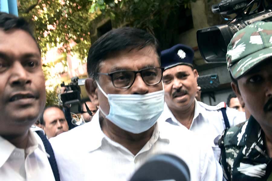 ১১ অক্টোবর, হেফাজতে মানিক: টেট দুর্নীতি মামলায় প্রাথমিক শিক্ষা পর্ষদের প্রাক্তন চেয়ারম্যান তথা তৃণমূল বিধায়ক মানিক ভট্টাচার্যকে গ্রেফতার করল ইডি। সিজিও কমপ্লেক্সে রাতভর জিজ্ঞাসাবাদে তাঁর বয়ানে অসঙ্গতি এবং জেরায় অসহযোগিতার অভিযোগ এনে গ্রেফতার করা হয় পলাশিপাড়ার বিধায়ককে।