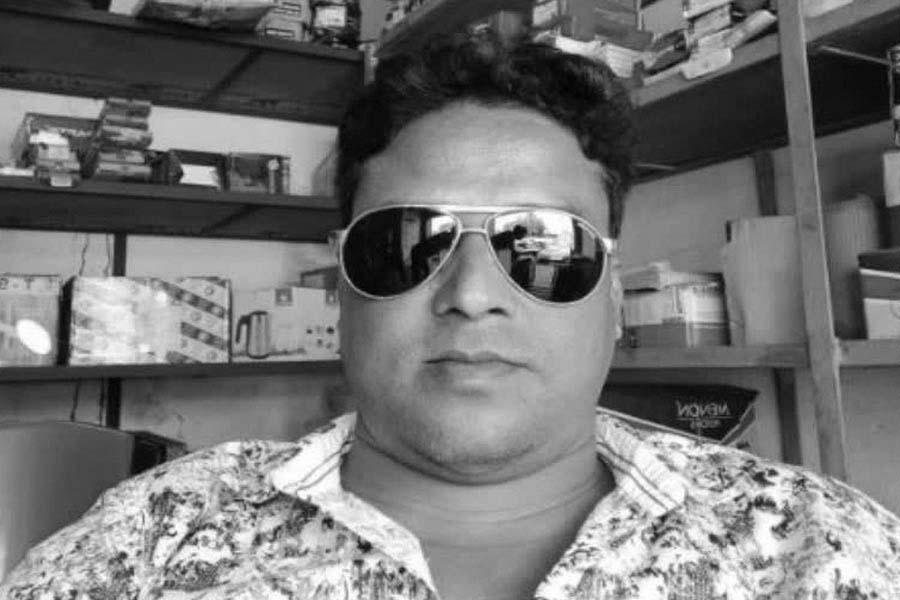 ১২ ডিসেম্বর, গোয়েন্দা হেফাজতে অস্বাভাবিক মৃত্যু: সিবিআই হেফাজতে মৃত্যু হল বগটুই গণহত্যার ঘটনায় অন্যতম অভিযুক্ত লালন শেখের। বড়শাল গ্রামের যে পঞ্চায়েত উপপ্রধানের খুন থেকে বগটুই কাণ্ডের সূত্রপাত, সেই ভাদু শেখের ঘনিষ্ঠ ছিলেন লালন। তবে বগটুইয়ের ঘটনার পরই নিখোঁজ হয়ে যায় সে। ৩ ডিসেম্বর তাঁকে ঝাড়খণ্ড থেকে গ্রেফতার করে সিবিআই। তার ৯ দিনের মাথায় লালনের ঝুলন্ত দেহ পাওয়া যায় সিবিআইয়ের অস্থায়ী শিবিরের শৌচাগার থেকে।