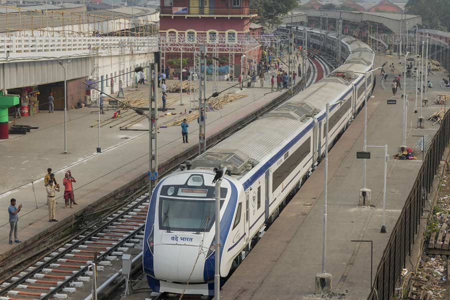 ৩০ ডিসেম্বর, বাংলায় বন্দে ভারত: বাংলায় শুরু হল দেশের দ্রুততম ট্রেন বন্দে ভারত এক্সপ্রেসের সফর। মাতৃবিয়োগের কারণে ভার্চুয়াল মাধ্যমে ট্রেনের উদ্বোধন করলেন প্রধানমন্ত্রী মোদী। হাওড়া স্টেশনে সকাল ১১টা ৪০ মিনিটে শুরু হয় বন্দে ভারতের যাত্রা। উদ্বোধনের মঞ্চে উপস্থিত ছিলেন বাংলার রাজ্যপাল বোস। উপস্থিত ছিলেন মুখ্যমন্ত্রী মমতাও।