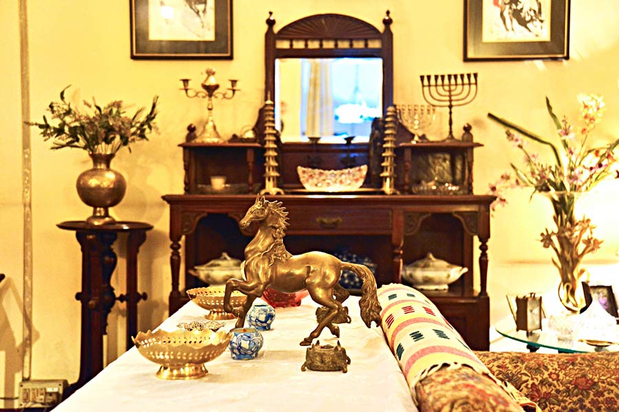 কাঠের কাজ ও ফুলের সাজ।