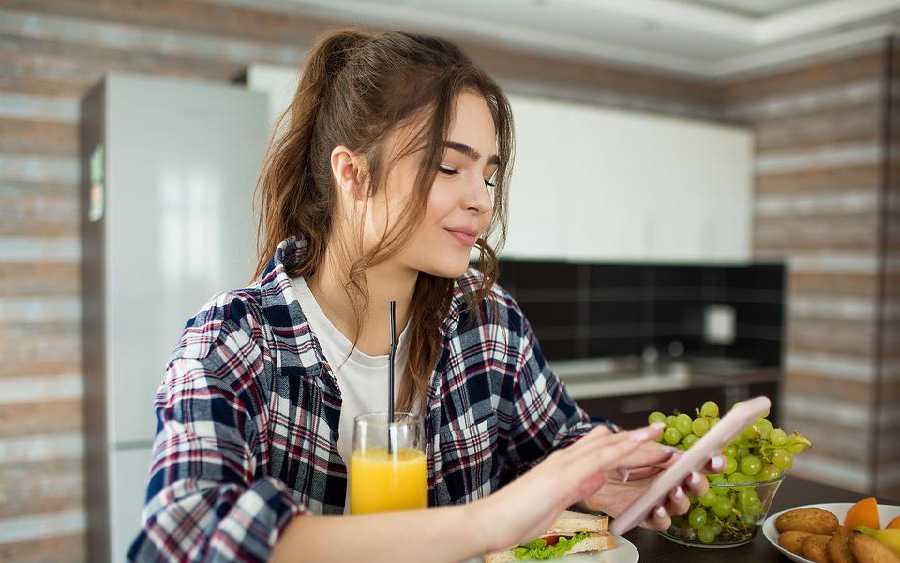 শীতকালে সুস্থ থাকতে খাওয়াদাওয়ায় বদল আনা প্রয়োজন।