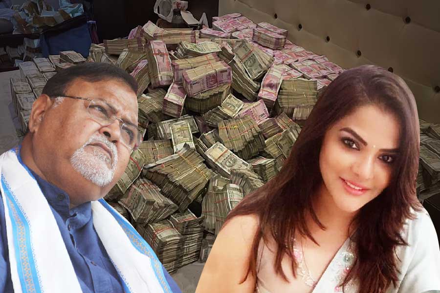 চোখের সামনে তাড়া তাড়া নোট স্তূপের মতো পড়ে আছে। তার কোণ থেকে উঁকি দিচ্ছে দু'টি-একটি সরকারি খাম, কয়েকটি শিক্ষা দফতরের নামাঙ্কিতও! এই দৃশ্যই কি সবচেয়ে বেশি নাড়া দিয়েছিল বাংলাকে, না কি গত এক বছরে এমন অনেক ঝাঁকুনি দেওয়া ঘটনা বা দৃশ্য এতটাই বিস্ময় জাগিয়েছে? বছরের শেষ দিনে এক বার ফিরে দেখা যাক ২০২২ সালকে।