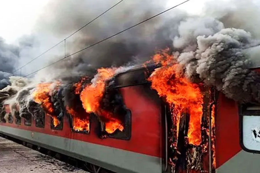 ১৪ জুন: ‘অগ্নিপথ’ প্রকল্পের মাধ্যমে ‘অগ্নিবীর’ নিয়োগের কথা ঘোষণা করল কেন্দ্র। মাসিক ৩০-৪০ হাজার টাকা বেতনে ৪ বছরের জন্য চুক্তিভিত্তিক সেনা নিয়োগের প্রতিবাদে প্রথম বিক্ষোভ হয় বিহারে।