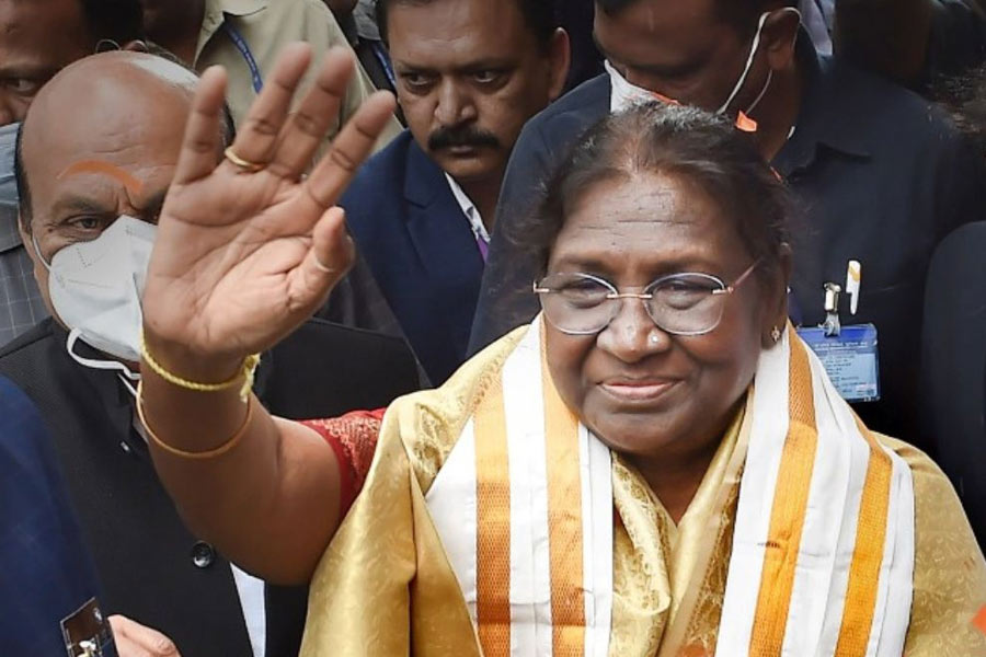 ২১ জুলাই: দেশের প্রথম তফসিলি জনজাতি গোষ্ঠীর মহিলা হিসাবে রাষ্ট্রপতি নির্বাচিত হলেন দ্রৌপদী মুর্মু। হারালেন যশবন্ত সিন্‌হাকে। ২৫ জুলাই রাষ্ট্রপতি পদে শপথ নিয়ে রামনাথ কোবিন্দের আসনে বসলেন দ্রৌপদী। 