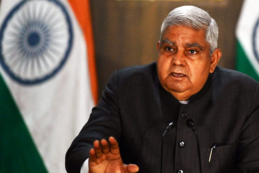 ৬ অগস্ট: উপরাষ্ট্রপতি নির্বাচিত হলেন জগদীপ ধনখড়। প্রতিপক্ষ মার্গারেট আলভাকে হারালেন বাংলার প্রাক্তন রাজ্যপাল। ১১ অগস্ট উপরাষ্ট্রপতি পদে শপথ নিয়ে বেঙ্কাইয়া নায়ডুর আসনে বসলেন ধনখড়।