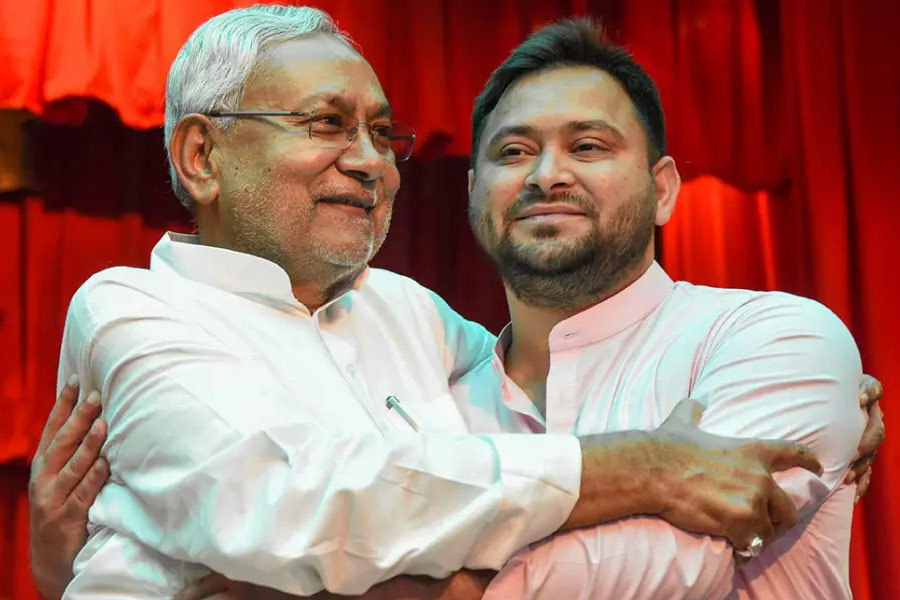 ৯ অগস্ট: এনডিএ ছাড়লেন নীতীশ কুমার। মুখ্যমন্ত্রী পদে ইস্তফা। ২৪ ঘণ্টার মধ্যেই আরজেডি-কংগ্রেস-বামেদের সমর্থনে আবার বিহারের মুখ্যমন্ত্রী পদে শপথ নিলেন জেডি(ইউ) প্রধান। উপমুখ্যমন্ত্রী হলেন লালুপ্রসাদের পুত্র তেজস্বী যাদব।