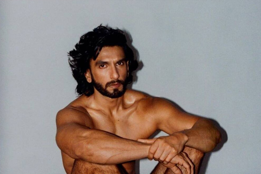 ১২ অগস্ট: অনাবৃত ফোটোশ্যুট বিতর্কে জিজ্ঞাসাবাদের জন্য অভিনেতা রণবীর সিংহকে তলব করল মুম্বই পুলিশ। সমন পেয়ে ২৯ অগস্ট থানায় হাজিরা দেন রণবীর।