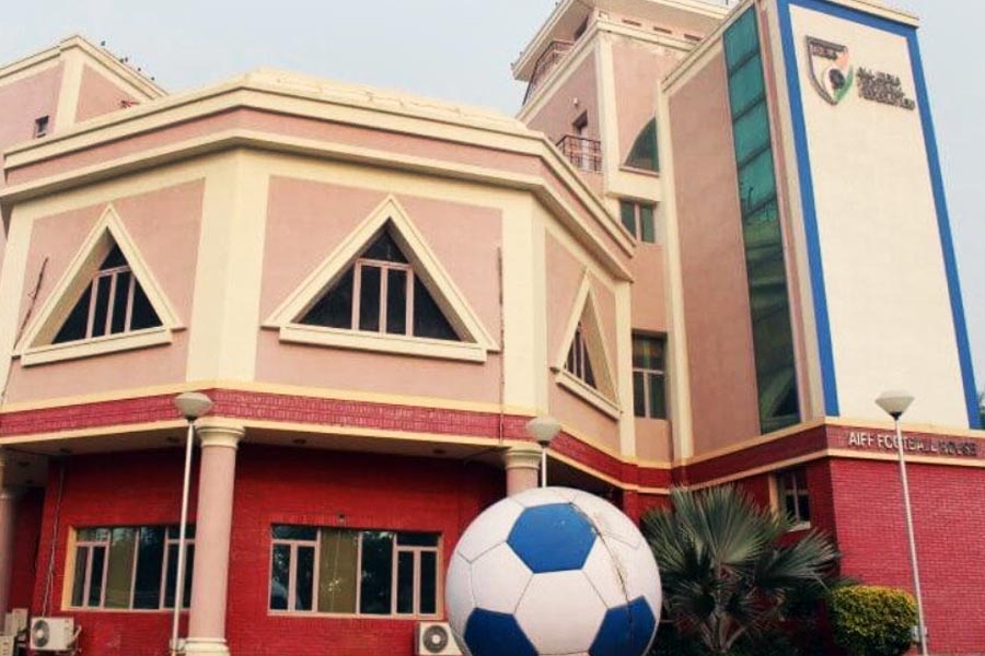 ১৫ অগস্ট: ‘তৃতীয় পক্ষের অবাঞ্ছিত হস্তক্ষেপের’ কারণে সর্বভারতীয় ফুটবল সংস্থা (এআইএফএফ)-কে নির্বাসিত করল আন্তর্জাতিক ফুটবল নিয়ামক সংস্থা ফিফা। সুপ্রিম কোর্টে আবেদন কেন্দ্রীয় সরকারের।