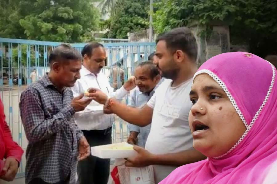 ১৫ অগস্ট: ২০০২ সালের গোধরা পরবর্তী দাঙ্গা-পর্বে গণহত্যা ও বিলকিস বানো ধর্ষণের মামলার যাবজ্জীবন সাজাপ্রাপ্ত ১১ জন অপরাধীকে মুক্তি দিল গুজরাত সরকার। যুক্তি, জেলবন্দি ওই অপরাধীদের ‘আচরণ ভাল’!