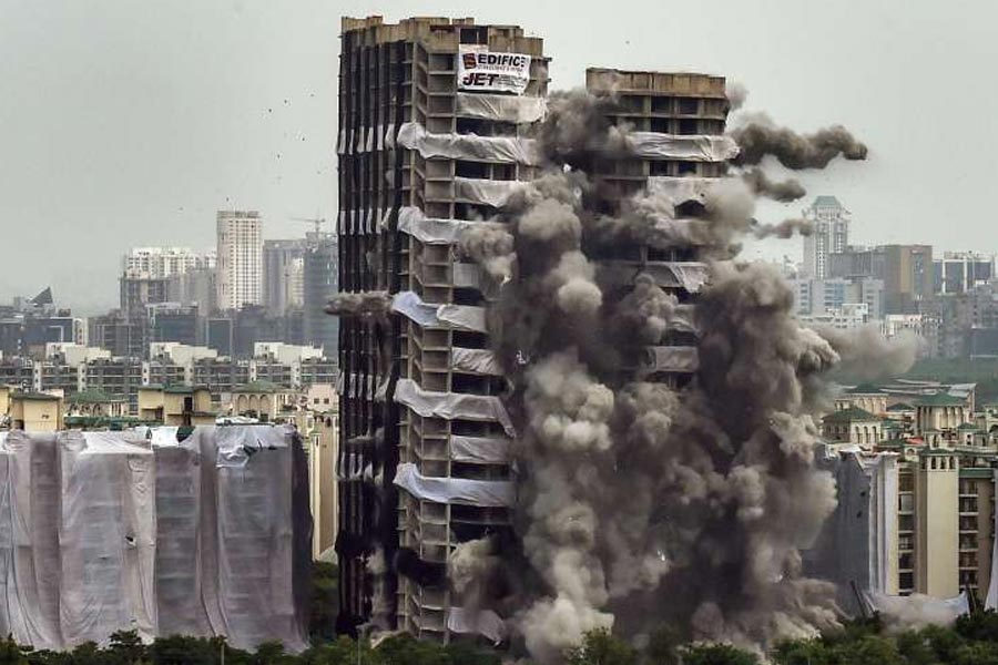 ২৮ অগস্ট: সবুজ ধ্বংস করে বেআইনি ভাবে নির্মিত নয়ডার ‘এমারেল্ড কোর্ট’ আবাসনের যমজ অট্টালিকা ‘অ্যাপেক্স’ এবং ‘সিয়েন’-কে সুপ্রিম কোর্টের নির্দেশে বিস্ফোরক দিয়ে গুঁড়িয়ে দেওয়া হল।