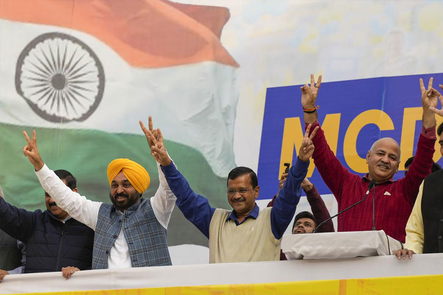 ৭ ডিসেম্বর: প্রথম বার দিল্লির পুরভোটে জয়ী আম আদমি পার্টি (আপ)। ২৫০টির মধ্যে ১৩৪টি ওয়ার্ডে জিতল মুখ্যমন্ত্রী অরবিন্দ কেজরীওয়ালের দল। ১৫ বছর পরে দিল্লি পুরসভা হাতছাড়া হল বিজেপির।