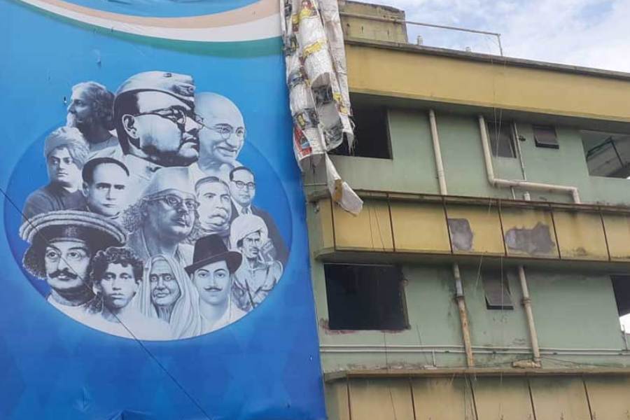 পুরোনো এই তৃণমূল ভবনটি ভেঙে ফেলা হয়েছে। রবিবার এখানেই শিলান্যাস হবে নতুন কার্যালয়ের।